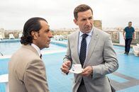 Macht des Geldes – Manuel López-Vidal (Antonio de la Torre, re.) stattet seinem Kollegen Rafael Gallardo (David Lorente, li.) einen Besuch ab: Es geht um eine heikle Angelegenheit.
