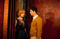 Stoker – Der gutaussehende und charmante Charlie (Matthew Goode, r.) macht nicht nur Evelyn (Nicole Kidman, l.), sondern auch ihrer Tochter Avancen. Schon bald fühlen sich die beiden Frauen zu ihm hingezogen, nicht ahnend, dass er eine mörderische Vergangenheit hat ...