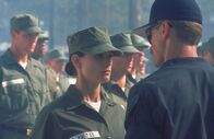 Die Akte Jane – Trotz aller Widerstände und Demütigungen durch ihren Ausbilder, Master Chief Jack Urgayle (Viggo Mortensen, r.), gibt O'Neill (Demi Moore, l.) nicht auf ...