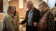 Tatort – Thiel (Axel Prahl, l) muss dringend mit Winer (Hans-Uwe Bauer, M) sprechen und erhält von ihm (und Vaddern, (Claus D. Clausnitzer) wichtige Informationen zu Ereignissen, die genau 30 Jahre zurück liegen.