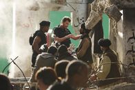 Castle – Castle und Beckett ermitteln am Filmset von Brock Harmon (Ted McGinley, hinten 2.v.l.), um den Mord an Lance Delorca aufzuklären ...