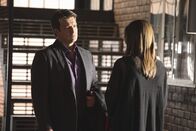 Castle – Der aktuelle Fall bereitet Richard Castle (Nathan Fillion, l.) und Kate Beckett (Stana Katic, r.) Kopfzerbrechen.