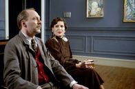 Stillleben – Nach der Eröffnung der letzten Anita-Rée-Ausstellung der Hamburger Kunsthalle vor der nationalsozialistischen Machtergreifung bespricht die Künstlerin (Cathérine Seifert) ihr Werk mit Hausmeister Wilhelm Werner (Tim Porath).