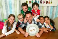 Schmatzo – Alexander Kumptner und seine jungen Helfer: Lou-Anne, Noah, Nico, David, Estelle, Joanna.