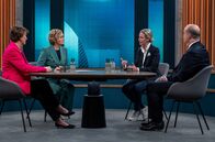 Caren Miosga – Caren Miosga (2.v.l.) mit ihren Gästen: Alice Weidel (AfD, 2.v.r) , Hildegard Müller (l.), Robin Alexander (r.)