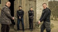 Stralsund – Karl Hidde (Alexander Held, l.), Karim Uthmann (Karim Günes) Thomas Jung (Johannes Zirner, r.) und Nina Petersen (Katharina Wackernagel) sind kurz davor den Täter zu stellen.