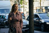 Killing Eve – Auch wenn Villanelle (Jodie Comer) nach außen hin scheinbar einen unschuldigen Eindruck macht, verbirgt sie ein düsteres Geheimnis.