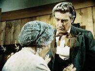Unsere kleine Farm – Granville Whipple (Richard Mulligan, r.) muss seiner Mutter (Queenie Smith, l.) gestehen, dass er durch eine Kriegsverletzung morphiumsüchtig geworden ist.
