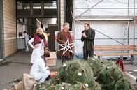 In aller Freundschaft – Der Weihnachtsbaum für die Klinik-Weihnachtsfeier ist bei einem Unfall eines Weihnachtsmannes derart in Mitleidenschaft gezogen worden, dass er nun unbrauchbar ist. Irgendetwas muss den drei Freunden und Kollegen Dr. Kathrin Globisch (Andrea Kathrin Loewig, li.), Dr. Roland Heilmann (Thomas Rühmann, mi.) und Dr. Martin Stein (Bernhard Bettermann, re.) einfallen.