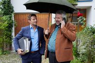Die Rosenheim-Cops – Um die weitere Ermittlungsarbeit voranzutreiben, müssen sich die Kommissare Hansen (Igor Jeftic, l.) und Stadler (Dieter Fischer, r.) mit den Akten des Opfers befassen.