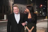 Modern Family – Während Mitchell mit seinem Vater und Manny in den Bergen verzweifelt, nutzt Cameron (Eric Stonestreet) den Abend, um Zeit mit Gloria (Sofia Vergara) zu verbringen.