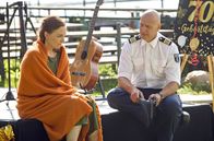 WaPo Berlin – Anja Hagemeister (Luci van Org, l.) erzählt Wolf Malletzke (Christoph Grunert, r.) von ihrer toten Mutter: Ihrem Erfolg vergangener Tage als "Blues-Duo Buchholz" und den existenziellen Nöten als heutige Wäschereibesitzerin.
