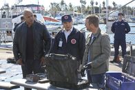 Navy CIS: L.A. – Ein Raketentest wurde gehackt und dadurch eine zivile Motoryacht versenkt. Callen (Chris O'Donnell, r.), Sam (LL Cool J, l.) und Coast Guard Special Agent Wong (James Huang, M.) ermitteln ...