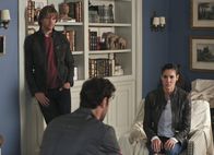 Navy CIS: L.A. – Ein Fall, bei dem Kensi (Daniela Ruah, r.) und Deeks (Eric Christian Olsen, l.) Kensis Ex-Verlobten, Jack Simon (Matthew Del Negro, M.), beschützen müssen, sorgt für ein paar Spannungen ...