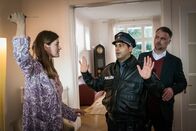 Notruf Hafenkante – Juliane Lürsen (Alexandra Gottschlich, l.) rastet aus, als sie ihren Mann Freddy (André Röhner, r.) sieht und bedroht Tarik (Serhat Cokgezen, M.) und ihn mit einem Brieföffner. Sie will auf keinen Fall in die geschlossene Psychiatrie.
