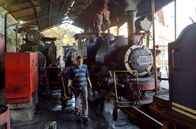 Legendäre Zugabenteuer – Vor der ersten Fahrt des Tages machen Mechaniker die Dampflokomotive der DHR startklar. Die kurze Strecke von Darjeeling nach Ghum ist bei Touristen sehr beliebt.