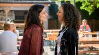 Sturm der Liebe – Vanessa (Jeannine Gaspár, r.) schafft es, offen zu Carolin (Katrin Anne Heß, l.) zu stehen.