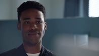 The Rookie – Nolans Kollege West (Titus Makin Jr.) kann sich nicht vorstellen, dass die Anschuldigungen wahr sind. Er hat eine Theorie, wer wirklich dahinter stecken könnte.