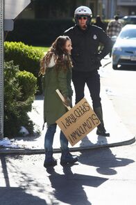 Last Man Standing – Eve (Kaitlyn Dever, l.); Polizist (David Figlioli, r.)