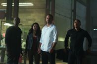 Fast & Furious 7 – Eigentlich hatten sie mit ihren kriminellen Machenschaften abgeschlossen und sich auf ganz unterschiedliche Wege begeben, doch dann taucht jemand auf, der ihrer aller Aufmerksamkeit fordert: (v.l.n.r.) Roman (Tyrese Gibson), Letty (Michelle Rodriguez), Brian (Paul Walker) und Tej (Ludacris) ...
