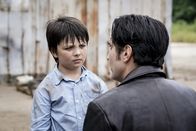 MacGyver – Cassian (Brady Bond, l.); Murdoc (David Dastmalchian, r.)