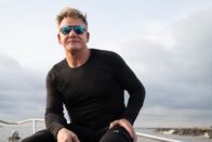 Gordon Ramsay: Kulinarische Abenteuer – West Sumatra, Indonesia - Gordon Ramsay on a boat during his culinary adventure in Indonesia. (Credit: National Geographic/Justin Mandel)