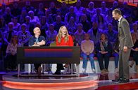Wer weiß denn sowas? – Moderator Kai Pflaume (r.) mit Rateteam-Kapitän Bernhard Hoëcker (l.) und der Schauspielerin und Model Nina Ensmann (l.) .
