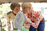 Mord mit Aussicht – Sophie Haas (Caroline Peters, r.) und Bärbel Schmied (Meike Droste, l.) haben in Schönfelders Wagen Hasch gefunden.