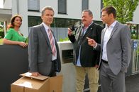 Die Rosenheim-Cops – Der letzte Scheidungsfall des Opfers bringt die Ermittler Hansen (Igor Jeftic, r.) und Hofer (Joseph Hannesschläger, 2.v.r.) auf die Spur von Ulrich (Timothy Peach, 2.v.l.) und Marietta Stegmüller (Susu Padotzke, l.), die sich in Trennung befinden.