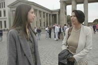 Reporter – Reporter Christine Schraners Kampf gegen Myanmars Diktatur – Weltpolitik aus dem Home-Office In ihrer alten Heimat Berlin trifft Christine Schraner Burgener ihre Tochter.