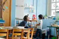 The Kindergarten Teacher – Lisa (Maggie Gyllenhaal) hält Jimmy (Parker Sevak) für ein Wunderkind und lässt ihn nicht mehr in Ruhe.