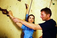 Edel & Starck – Sandra (Rebecca Immanuel, l.) lässt sich von Edgar (Michael Fitz, r.) an der Kletterwand gerne helfen.