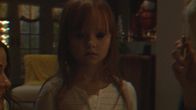 Paranormal Activity: Ghost Dimension – Um zu ergründen, was hinter den mysteriösen Ereignissen steckt, stellen Leilas (Ivy George) Eltern im ganzen Haus Kameras auf. Doch was sie mit denen aufzeichnen, stellt ihnen die Haare auf ...