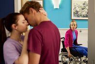 Bettys Diagnose – Die Patientin Jessica (Judith Neumann, r.) hat sich in Lukas verguckt und ist entsetzt, als sie Lukas (Niklas Löffler, M.) mit Sofia (Kiara Brunken, l.) rumknutschen sieht.