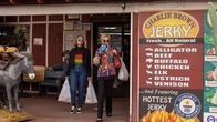 Hacks – Ava (Hannah Einbinder, l.) bringt Deborah (Jean Smart, r.) unter einem Vorwand dazu, an einer Raststätte Halt zu machen. Während Ava eine dringende Angelegenheit klären will, trifft Deborah überraschende Kaufentscheidungen.