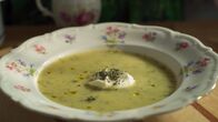 Schmeckt das oder kann das weg? – Brennnesselsuppe.