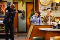 Superior Donuts – Um eine Chance auf eine Beförderung zu bekommen, braucht Randy (Katey Sagal, M.) eine Empfehlung durch einen Partner. Darum versucht sie, netter zu James (Darien Sills-Evans, l.) zu sein, doch Tush (David Koechner, r.) ahnt bereits, dass das nicht gutgehen wird ...