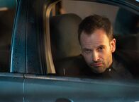 Elementary – Holmes (Jonny Lee Miller) muss die Wahrheit akzeptieren, dass Irene selbst Moriarty ist und ihn damals in London nur kennenlernen wollte, um zu sehen, wie gefährlich er ihr werden könnte ...