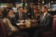 How I Met Your Mother – Gute Freunde: Ted (Josh Radnor, 2.v.l.), Marshall (Jason Segel, M.), Barney (Neil Patrick Harris, r.), Lily (Alyson Hannigan, 2.v.r.) und Robin (Cobie Smulders, l.) ...