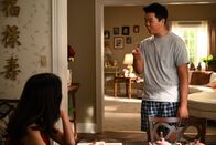 Fresh off the Boat – Jessica Huang (Constance Wu, l.); Eddie Huang (Hudson Yang, r.)