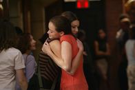 Gilmore Girls – Als der erste Studientag immer näher rückt, müssen sich Lorelai (Lauren Graham, l.) und Rory (Alexis Bledel, r.) eingestehen, dass Rory langsam erwachsen wird ...