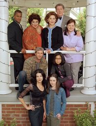 Gilmore Girls – (6. Staffel) - Ganz Stars Hollow (Im Uhrzeigersinn: Yanic Truesdale, Liz Torres, Kelly Bishop, Edward Herrmann, Melissa McCarthy, Keiko Agena, Scott Patterson) nimmt Anteil am Leben von der alleinerziehenden Mutter Lorelai (Lauren Graham, vorne l.) und ihrer Tochter Rory (Alexis Bledel, vorne r.) ...