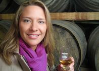 unterwegs – Moderatorin Wasiliki Goutziomitros bei der Whiskyprobe