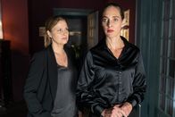 Die Chefin – Vera Lanz (Katharina Böhm, l.) ist sich sicher, dass die Therapeutin Janneke Blumberg (Sophie von Kessel, r.) etwas verheimlicht. Inwieweit arbeitete sie mit dem Mordopfer Dr. Schober zusammen?