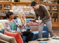 The Neighborhood – (v.l.n.r.) Tina Butler (Tichina Arnold); Gemma Johnson (Beth Behrs); Dave Johnson (Max Greenfield)
