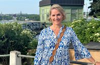 Wunderschön! (WDR) – Moderatorin Judith Rakers besucht Stockholm und seinen Schärengarten - auf der Suche nach dem besonderen Lebensgefühl, das die Stadt rund um das Mittsommerfest umgibt.