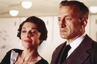 Die Hindenburg – Bald hat Luftwaffenoberst Franz Ritter (George C. Scott) alle Passagiere unter Verdacht – auch die geheimnisvolle Gräfin Ursula (Anne Bancroft).