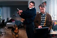 Kommissar Rex – Kommissar Brandtner (Gedeon Burkhard, l.), Christian Böck (Heinz Weixelbraun, r.) und Rex durchsuchen das Haus des Bombenlegers Zach.