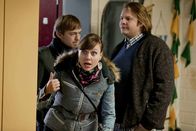 Danni Lowinski – Natürlich stehen Bea (Nadja Becker, M.), Nils (Oliver Fleischer, r.) und Hannes (Tino Mewes, l.) Danni, bei ihrem neuen Fall, gegen die Banker vor ...