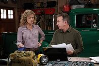Last Man Standing – Vanessa Baxter (Nancy Travis, l.); Mike Baxter (Tim Allen, r.)